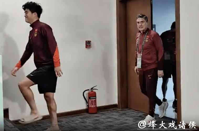 现场记者集体鼓掌!53岁安东尼奥站桌上怒吼:5战封神 玩弄越南队 现场记者集体鼓掌!53岁安东尼奥站桌上怒吼:5战封神 玩弄越南队